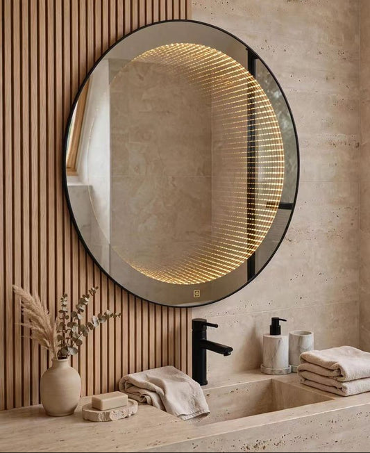 Miroir LED Infinity Nelsmann au-dessus d'une vasque en pierre, mur en tasseaux de bois