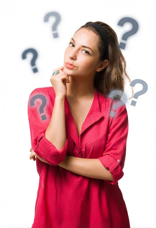une femme en chemise rouge avec des points d interrogation qui se questionne sur le choix des toilettes japonaises