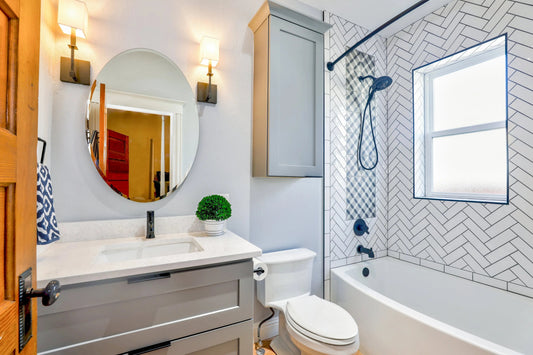 salle de bain classic avec une baignoire et une toilette