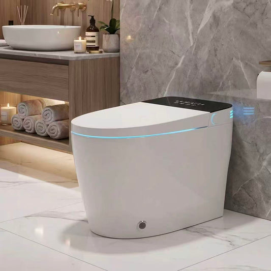 wc japonais dans une salle de bain carrelage blanc