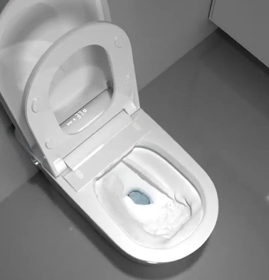 Mousse anti-bruit à la surface de l'eau dans des toilettes japonaises