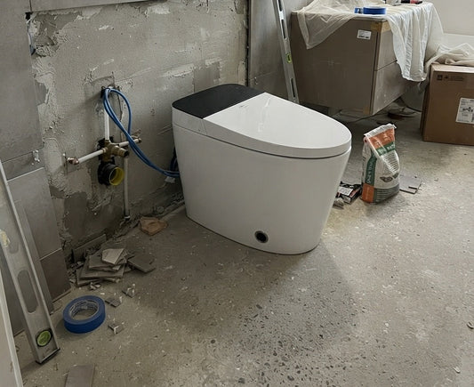 wc japonais dans une salle de bain en renovation travaux