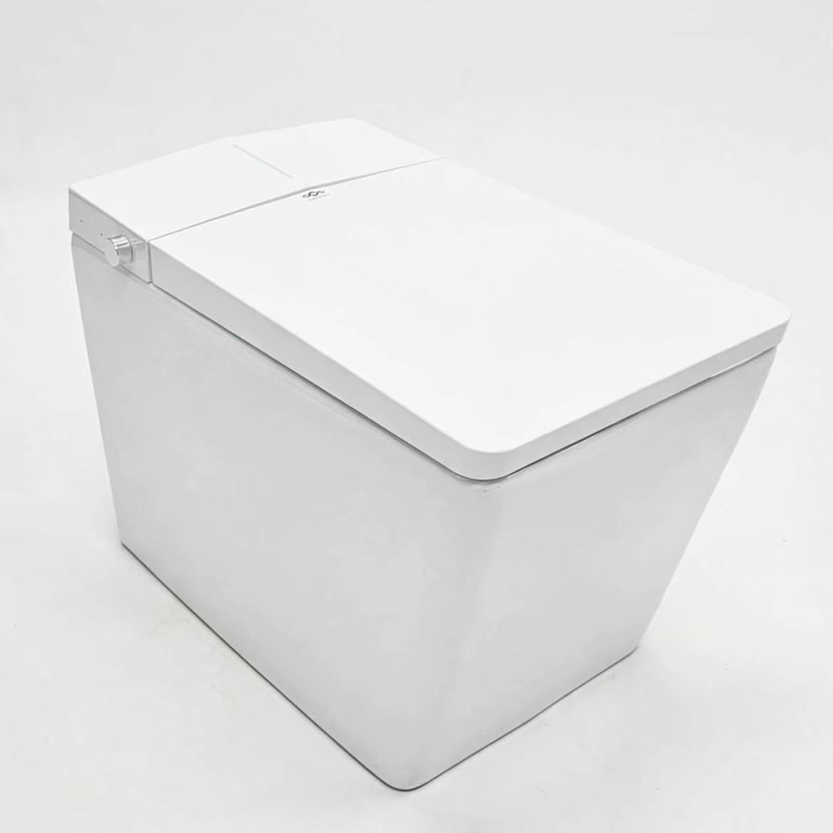 WC japonais Nelsmann KAKU blanc vu de trois quarts, abattant rectangulaire fermé et lignes géométriques épurées