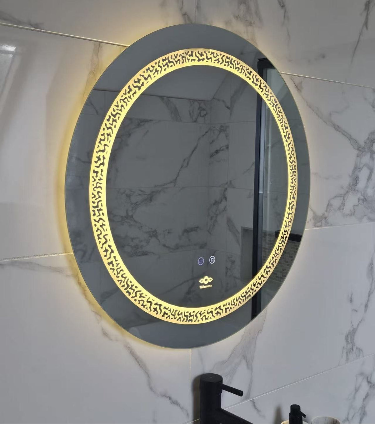 éclairage jaune doux miroir nelsmann dans une salle de bain en marbre blanc