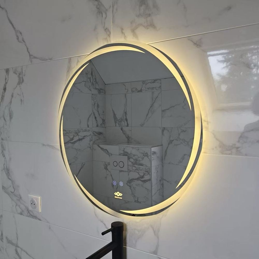 Miroir LED Nelsmann Aura rétroéclairé sur mur effet marbre blanc