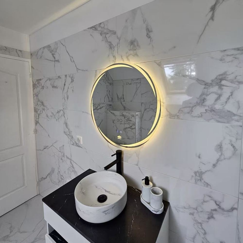 Miroir LED anti-buée Nelsmann Aura en lumière chaude dans une salle de bain en marbre avec meuble vasque