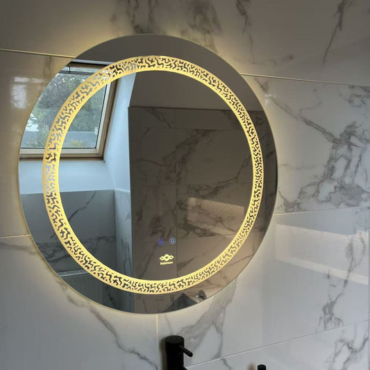 Miroir LED rond Nelsmann Aurea à effet diamant, éclairage chaud, dans une salle de bain en marbre