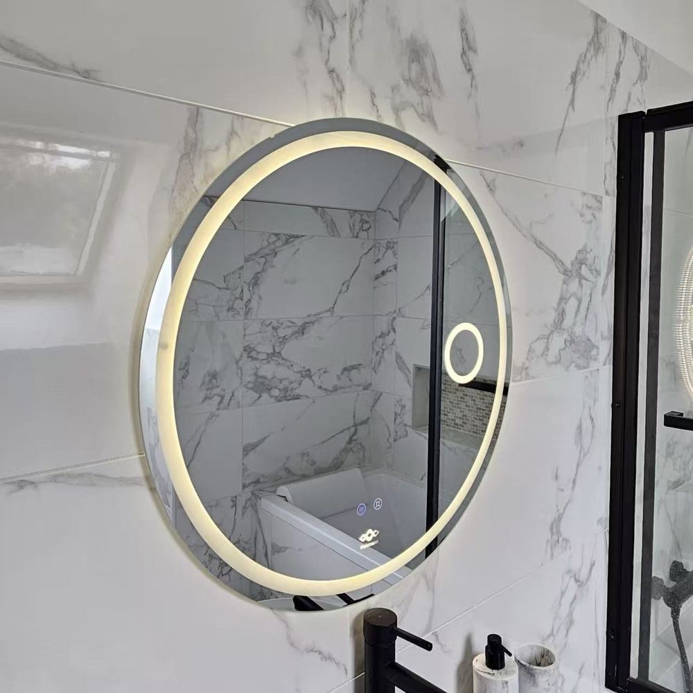Miroir LED Nelsmann Elys rétroéclairé au-dessus d'un robinet noir