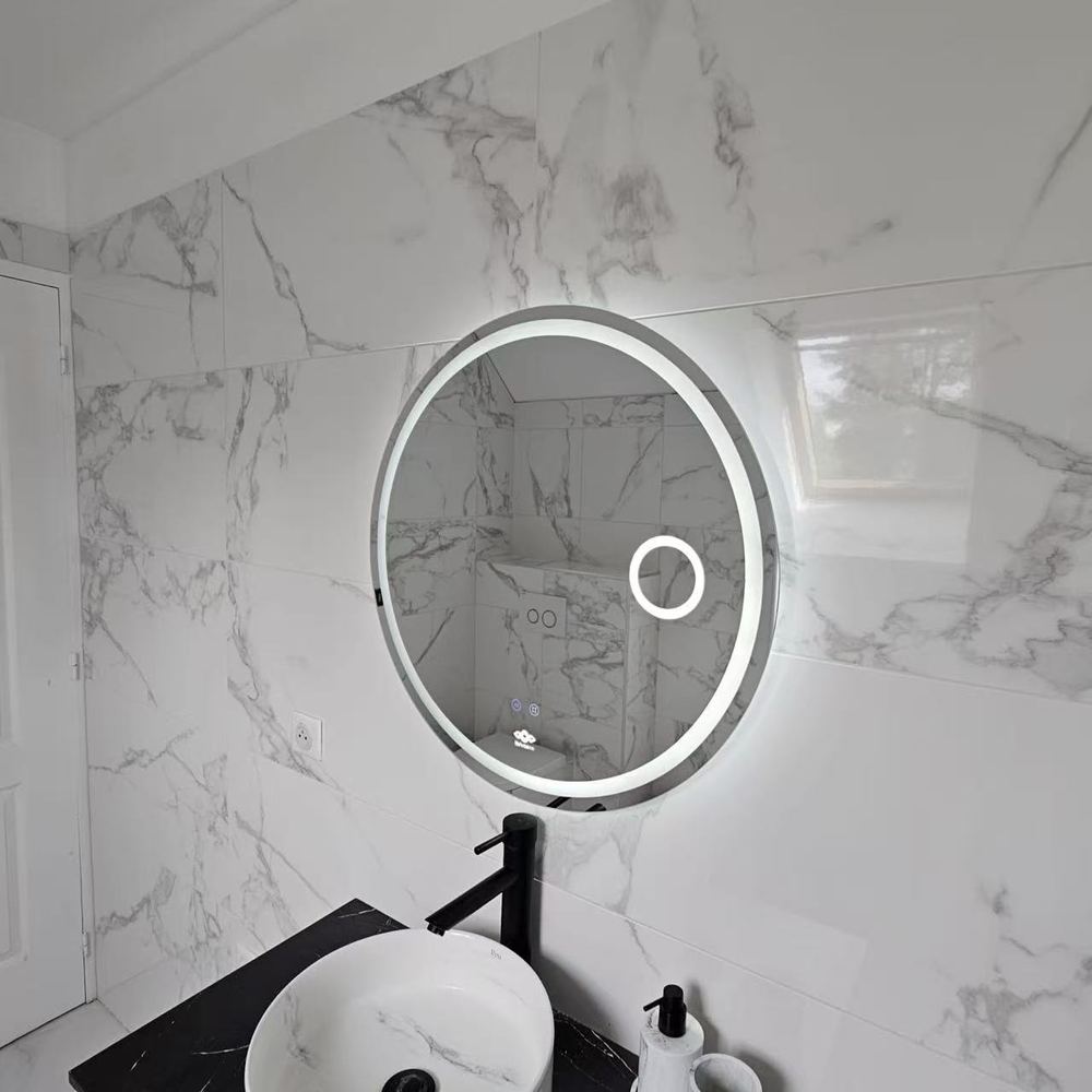 Miroir LED anti-buée Nelsmann Elys installé dans une salle de bain en marbre