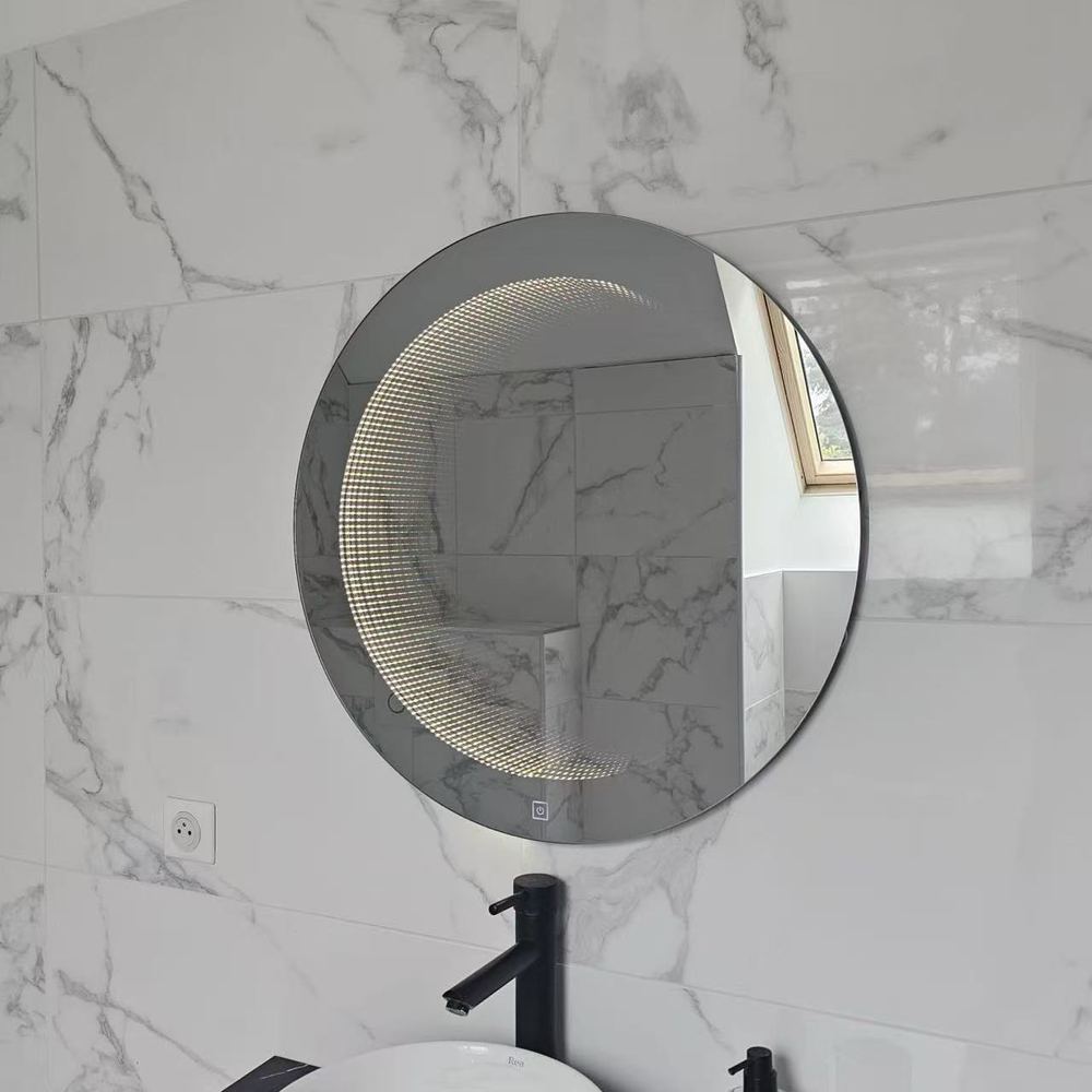 Miroir LED Infinity Nelsmann installé au-dessus d'une vasque avec robinet noir