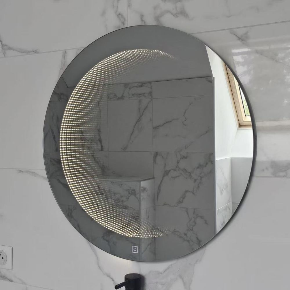 Miroir LED Infinity Nelsmann rond lumineux dans une salle de bain en marbre
