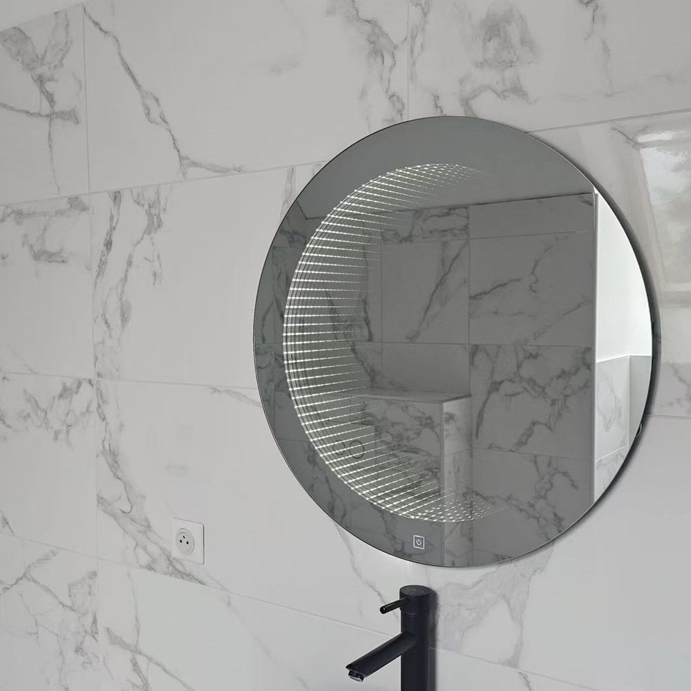 Miroir LED Infinity Nelsmann vu de côté, posé sur un mur en marbre blanc