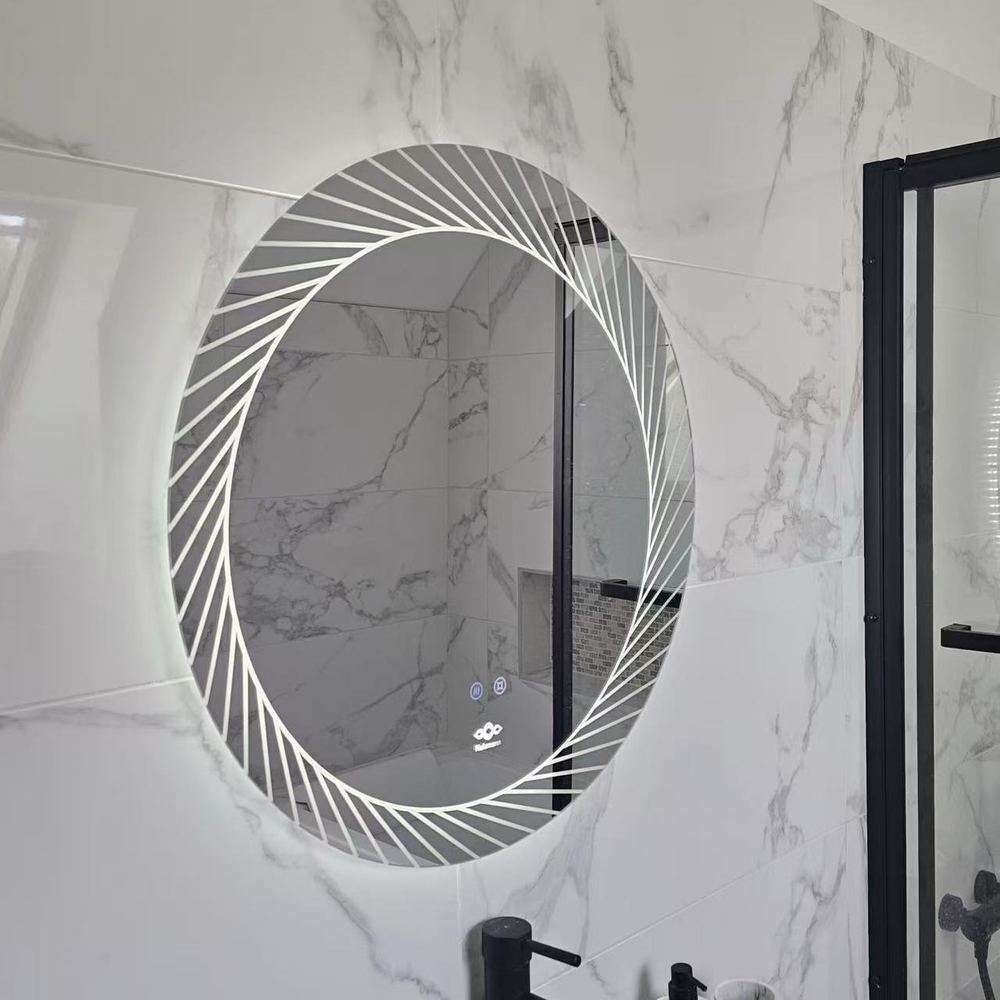 Miroir LED anti-buée Nelsmann Neora installé dans une salle de bain en marbre