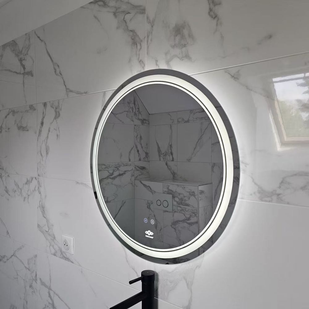 Miroir LED rétroéclairé Nelsmann Nova en blanc froid au-dessus d'un robinet noir