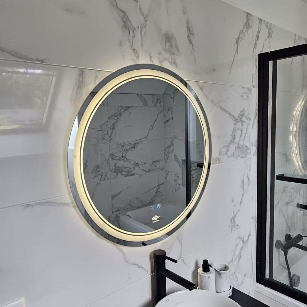 Miroir LED rond Nelsmann Nova en lumière chaude au-dessus d'une vasque à poser
