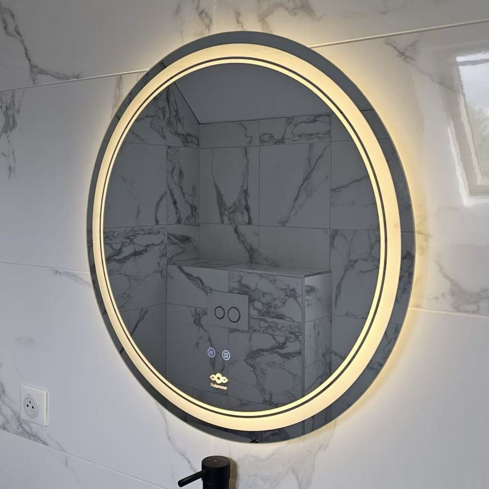 Miroir LED Nelsmann Nova avec rétroéclairage chaud sur mur effet marbre