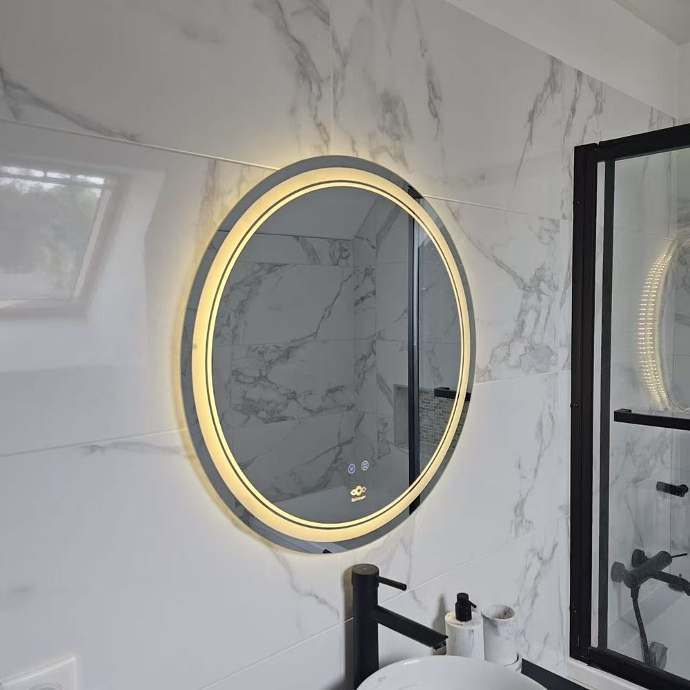 Miroir LED anti-buée Nelsmann Nova installé dans une salle de bain en marbre