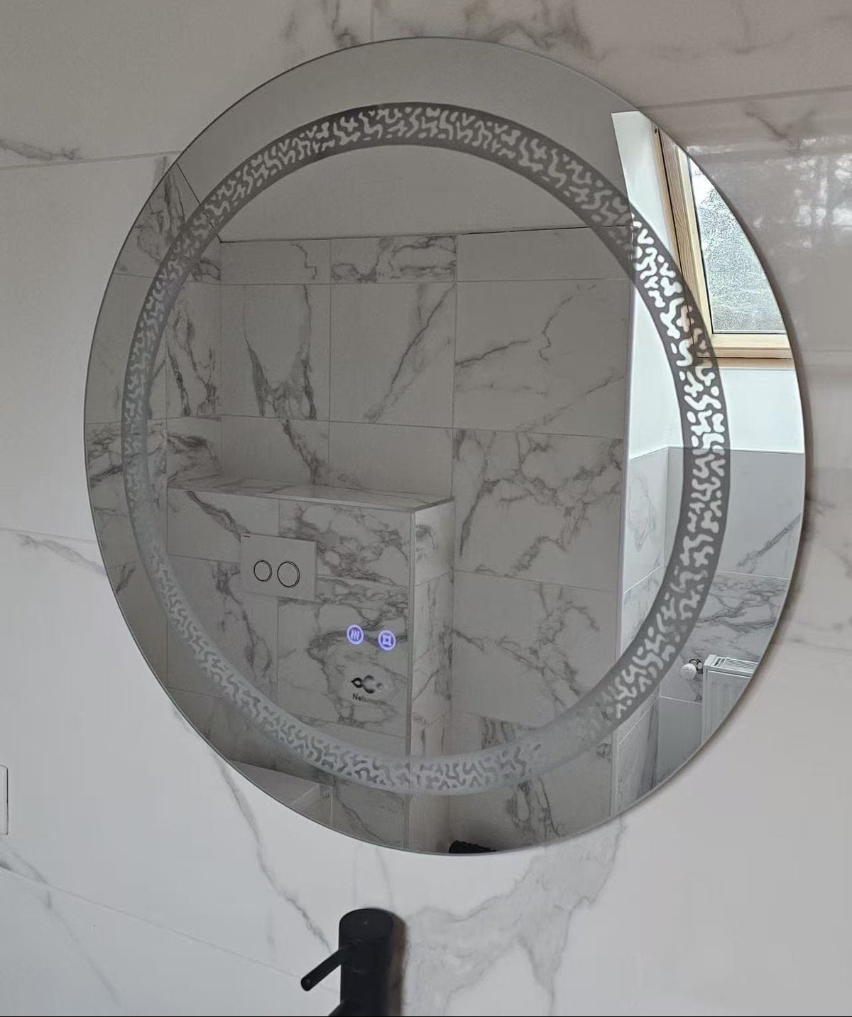 miroir aurea éteint nelsmann dans une belle salle de bain design 