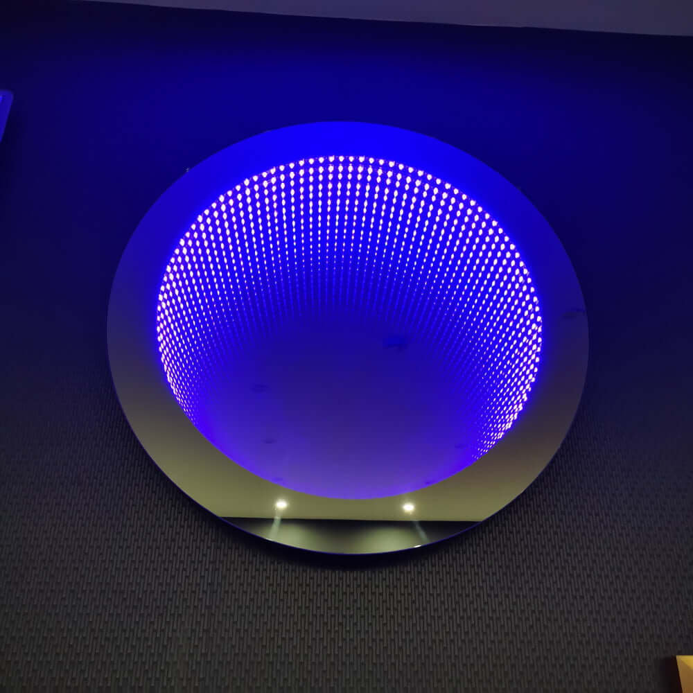 Gros plan miroir salle de bain LED rond effet tunnel 3D Nelsmann éclairage bleu et violet