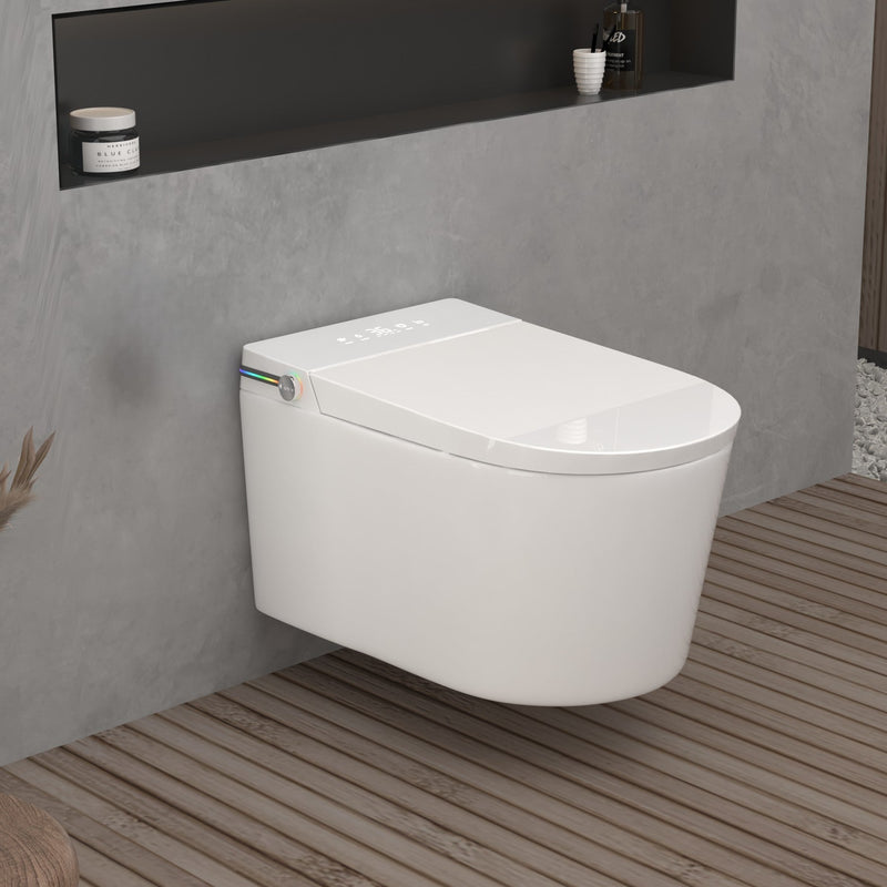 Toilette japonaise suspendue Nelsmann SORA dans une salle de bain moderne avec mur en béton ciré