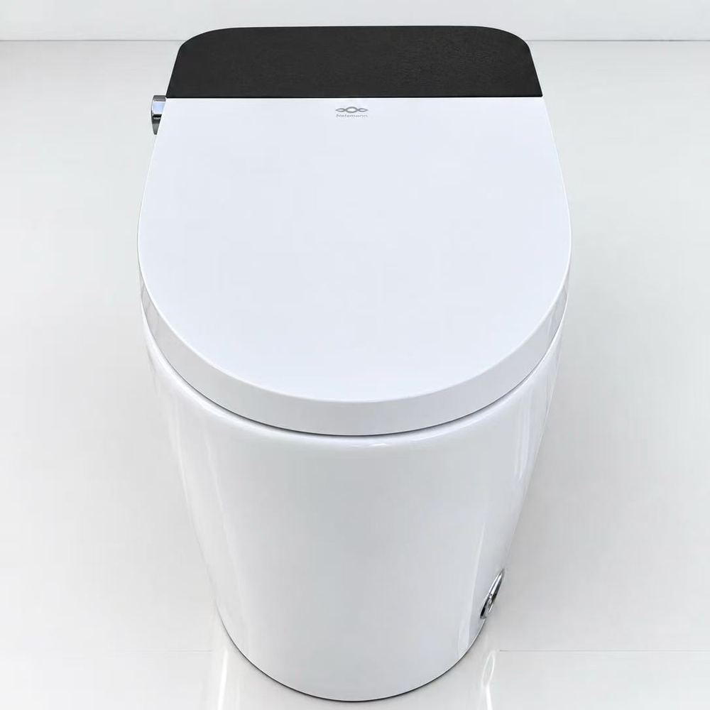 WC japonais intelligent lavant Nelsmann Hikari blanc et noir, vue de dessus avec abattant fermé