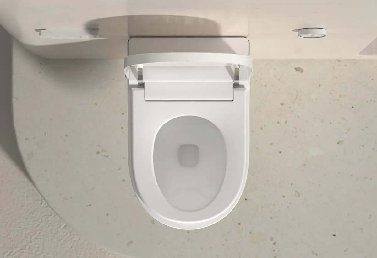 Toilette Japonaise Suspendue Nelsmann SORA avec lunette ouverte et télécommande murale