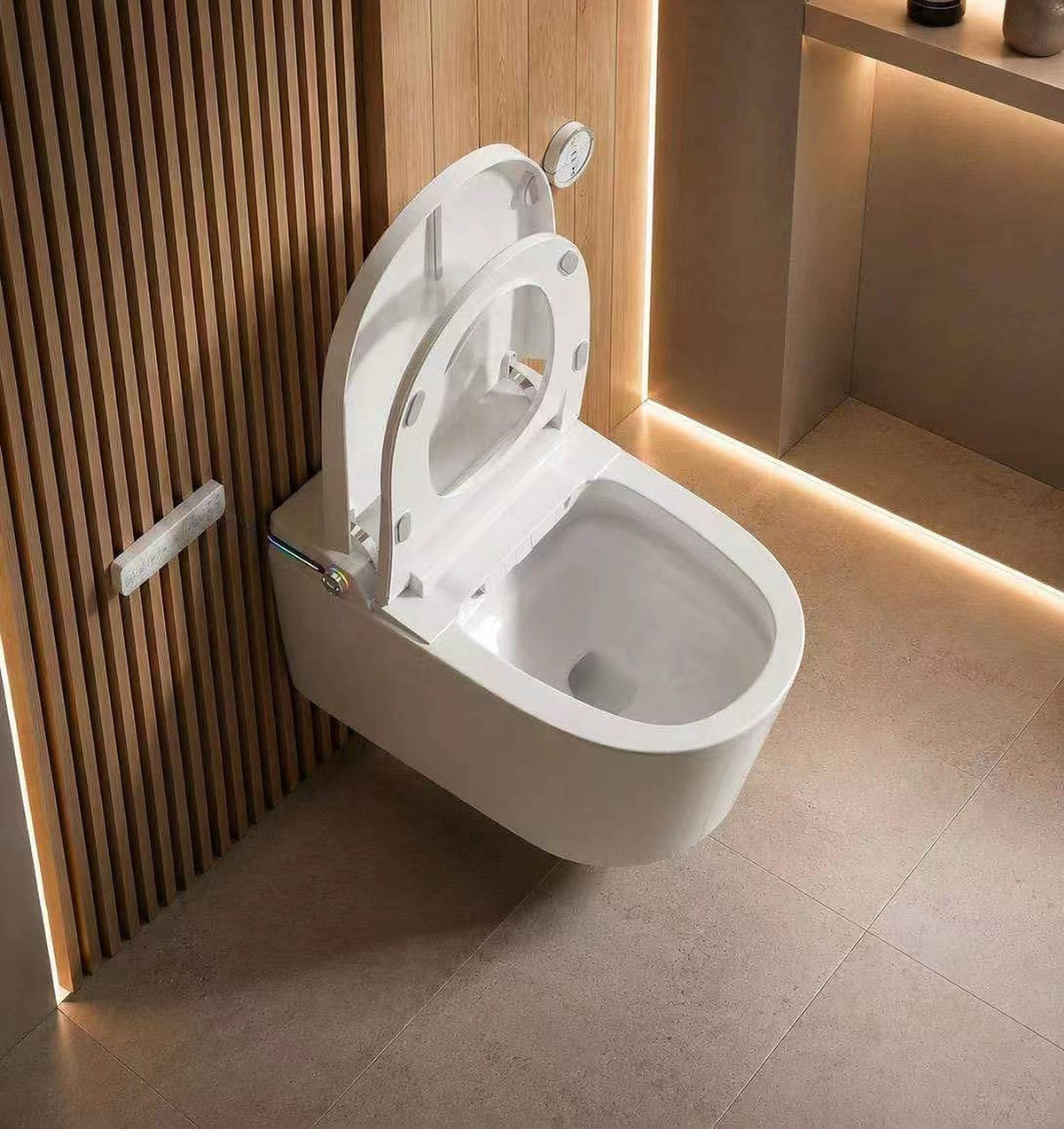 toilette japonaise suspendu lunette ouverte dans une salle de bain